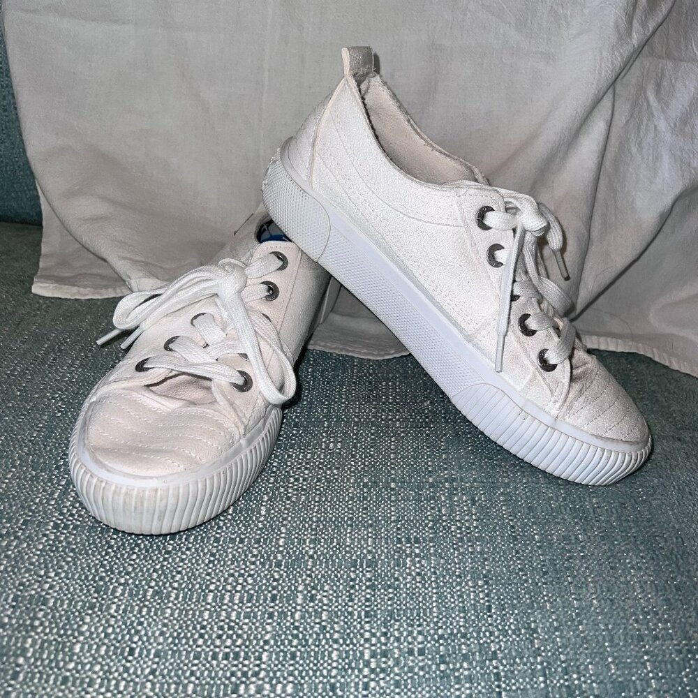 White Canvas Tennis Shoes Gem